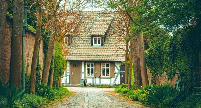 My Sister Kicked Me Out of Grandma’s House, Which She Inherited – But She Had No Idea About Grandma’s Secret