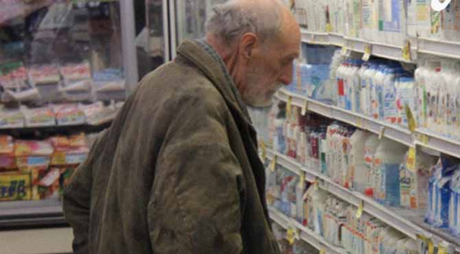 I Bought Food for a Poor Old Man – But a Few Months After He Died, A Dusty Box He’d Owned Arrived for Me