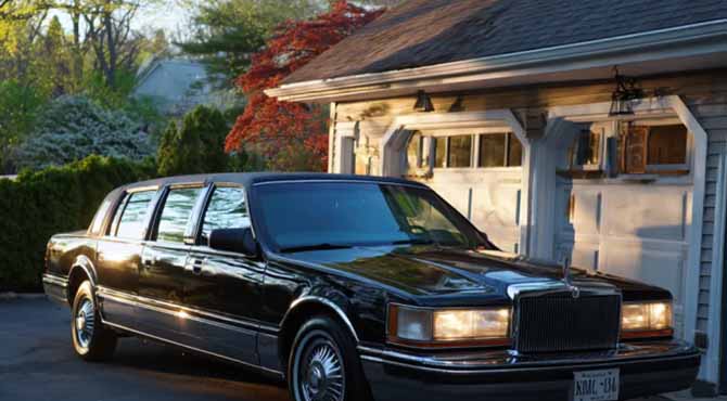 My Aunt Kicked Me Out of My Childhood Home After My Parents Died – Just as I Left Crying, a Black Limo Pulled Up