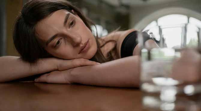 Girl Raised Without Love Loses Her Last $300 – Then Her Childhood Friend Did Something That Brought Her to Tears