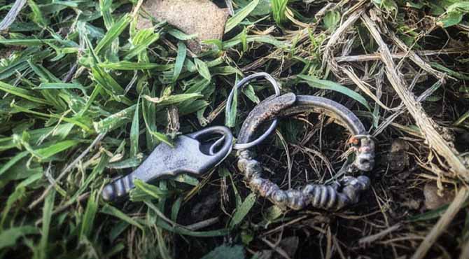 Twenty Years After My Sister Disappeared, I Found Her Keychain from Our Childhood Home in My Garden – Story of the Day