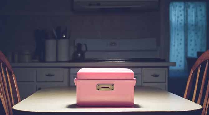 I Unpacked My Daughter’s Lunchbox and Found a Note Saying “If You’re Reading This, It’s Too Late”