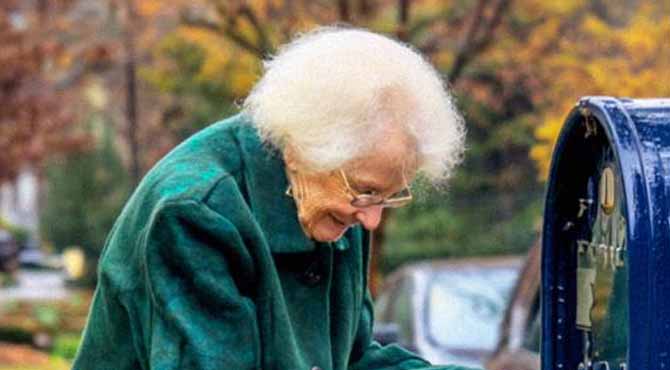 I Helped an Elderly Woman at the Post Office Mail an “Important” Letter – a Week Later, I Found That Same Letter in My Mailbox
