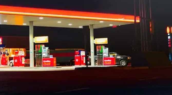 I Gave $4 to a Tired Mom at the Gas Station – A Week Later, an Envelope Arrived for Me at Work