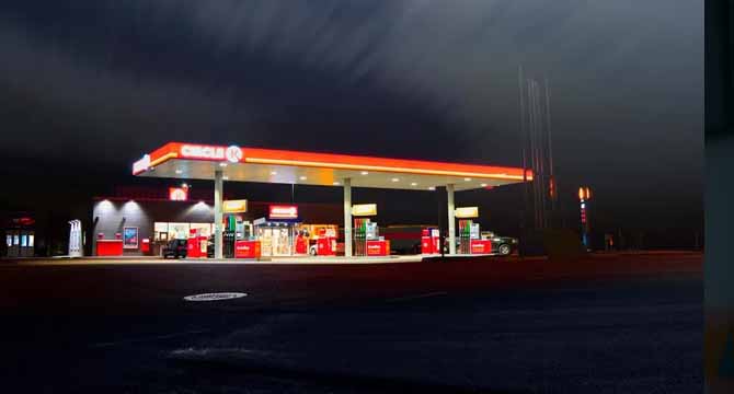 I Gave $4 to a Tired Mom at the Gas Station – A Week Later, an Envelope Arrived for Me at Work