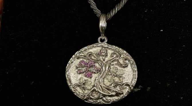 I Was Babysitting My Neighbor’s Daughter When She Asked Why I Had Her Mother’s Necklace – Story of the Day