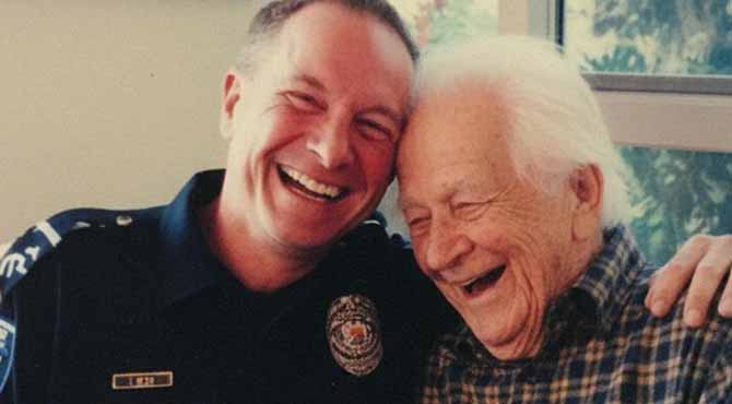 A Forgotten Man Sat Before an Untouched Turkey Dinner – Until One Security Guard Stepped In